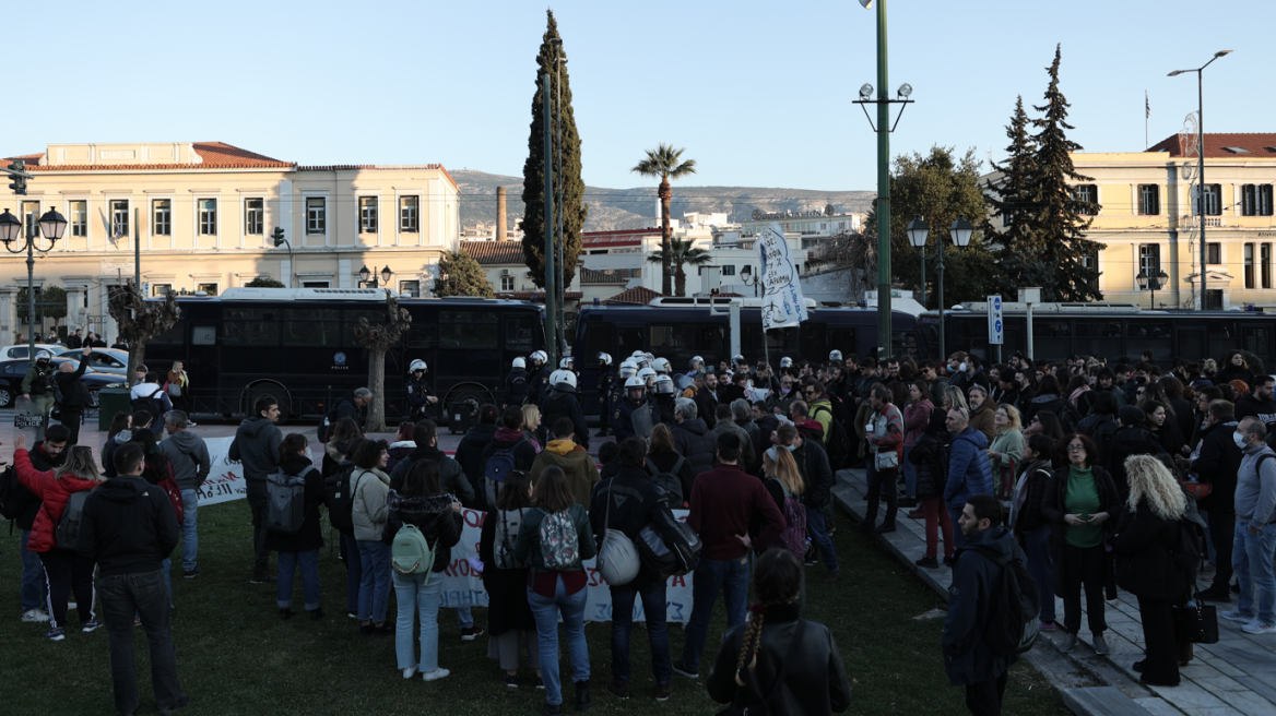 Δεν κάνουν πίσω και συνεχίζουν τις κινητοποιήσεις οι καλλιτέχνες  - Κλειστή η Πανεπιστημίου