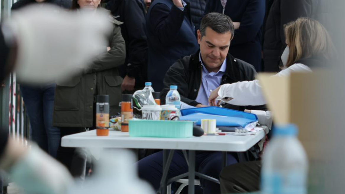 Με συγγενείς θυμάτων στη Λάρισα ο Αλέξης Τσίπρας - Έδωσε αίμα για τους τραυματίες