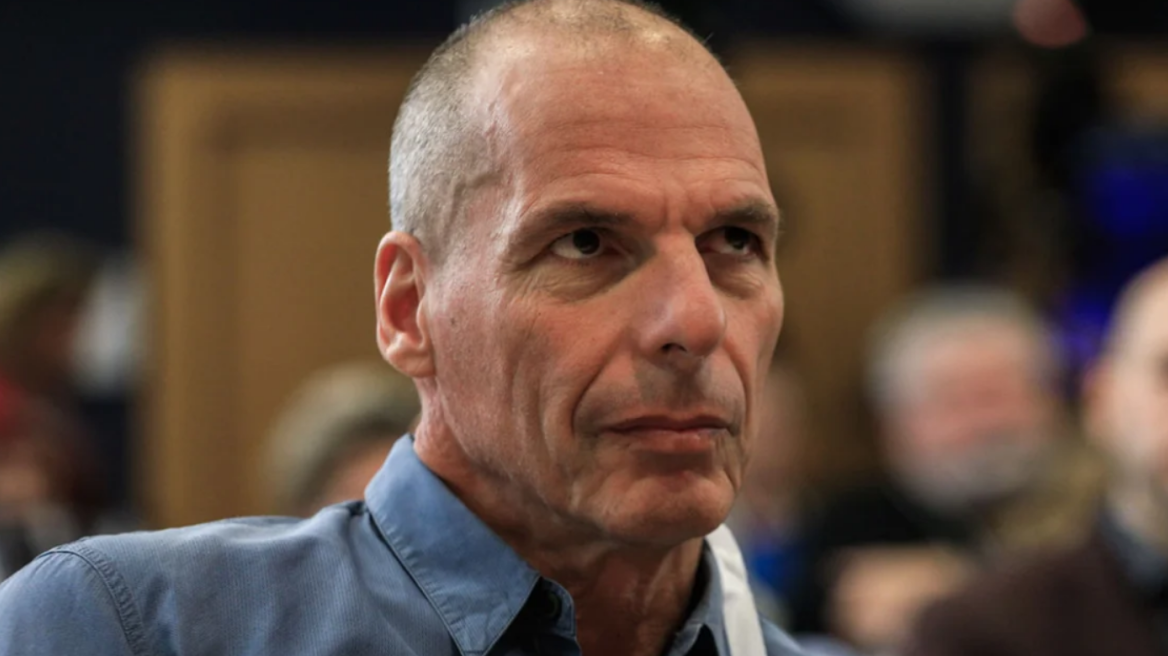 Γιάνης Βαρουφάκης: Ελεύθερος ο τρίτος προσαχθείς για τον ξυλοδαρμό του