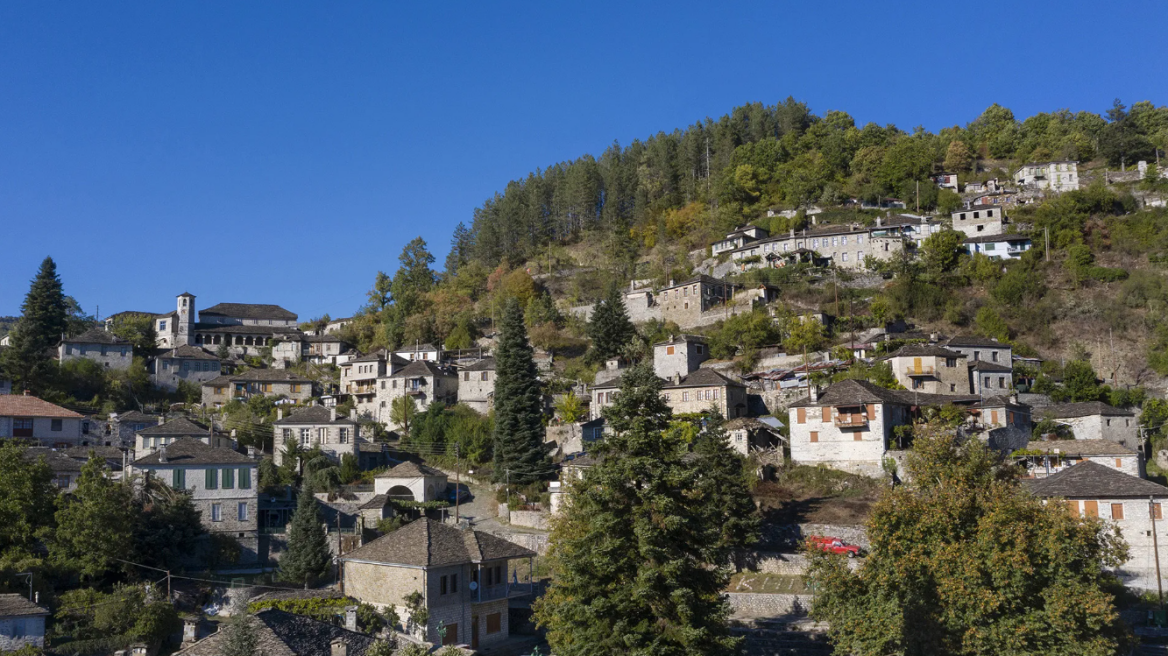 Το Ζαγοροχώρι με τις όμορφες αυλές και το δικό του ποτάμι 