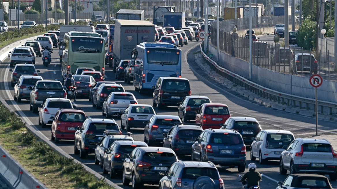 Κίνηση στους δρόμους: Τροχαίο στον Κηφισό στο ύψος των ΚΤΕΛ - Φορτηγό συγκρούστηκε με μοτοσικλέτα