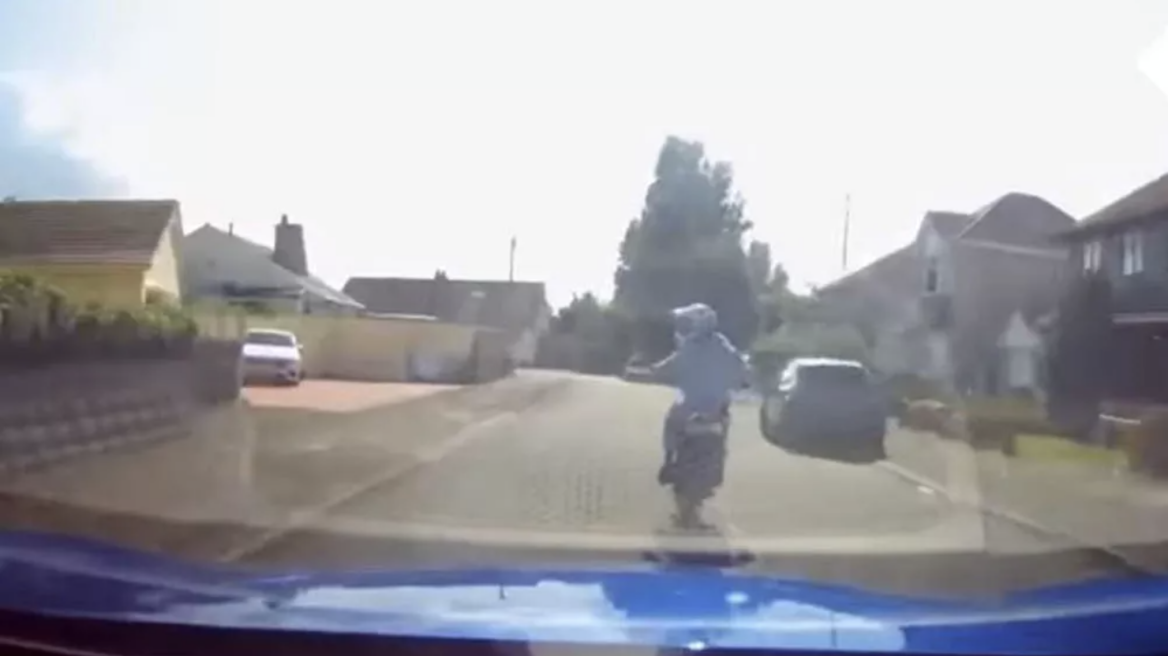 Συνταξιούχος «ξαπλώνει» μοτοσικλετιστή σε καυγά (+video)