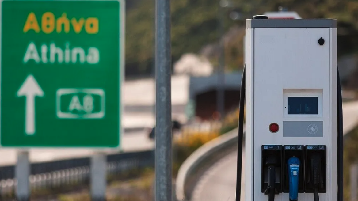 Απόφαση: Σούπερ ταχυφορτιστές κάθε 60 χιλιόμετρα...