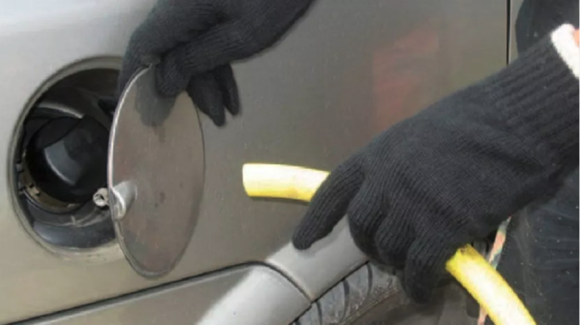 Άδειαζε τα ρεζερβουάρ σε παρκαρισμένα αυτοκίνητα