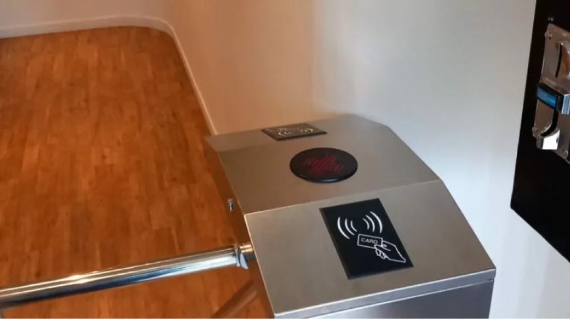 Πάτρα: Τουαλέτα σε εκκλησία επί πληρωμή και με περιστρεφόμενη μπάρα