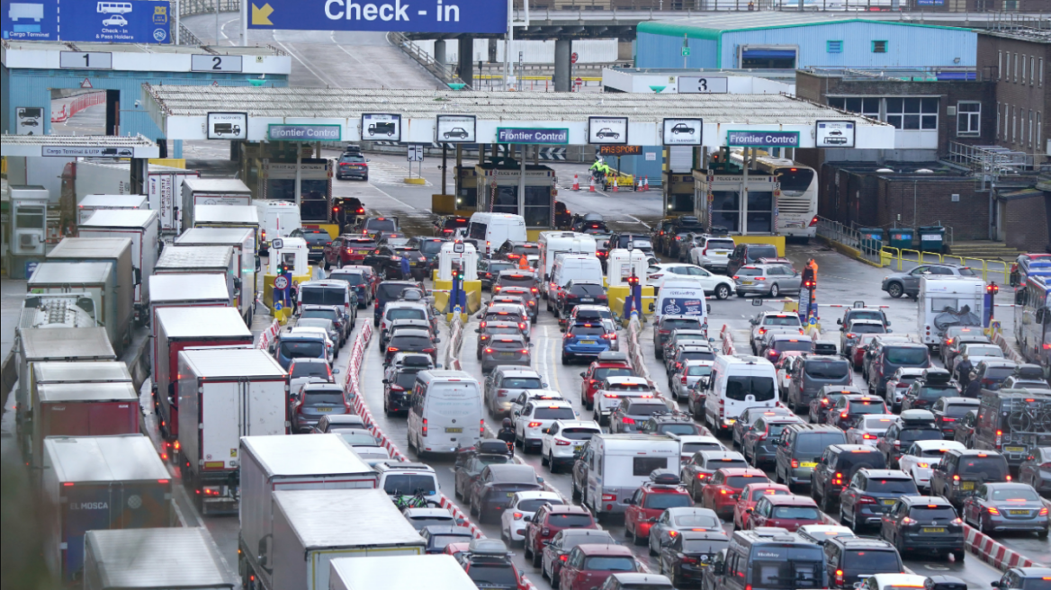Χάος για τους Βρετανούς εκδρομείς του Πάσχα - Ακόμα και 14 ώρες περιμένουν για να πάνε διακοπές στη Γαλλία