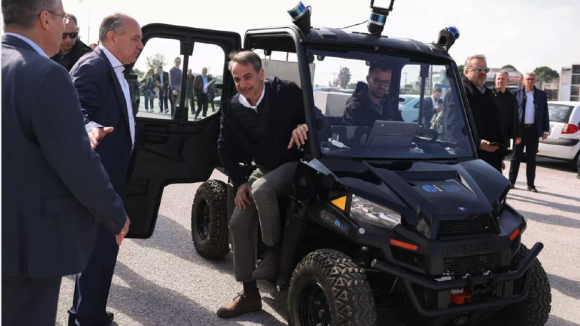 Ποιο είναι το περίεργο αυτοκίνητο που οδήγησε ο Πρωθυπουργός; (+video)