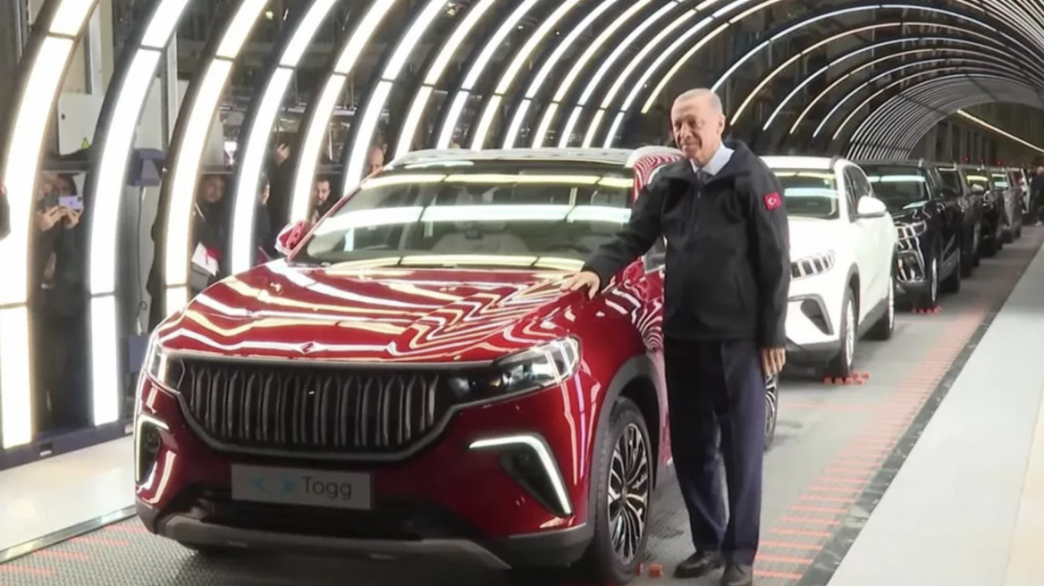 Ο... γλείφτης ηγέτης που έτρεξε να αγοράσει πρώτος το SUV του Ερντογάν