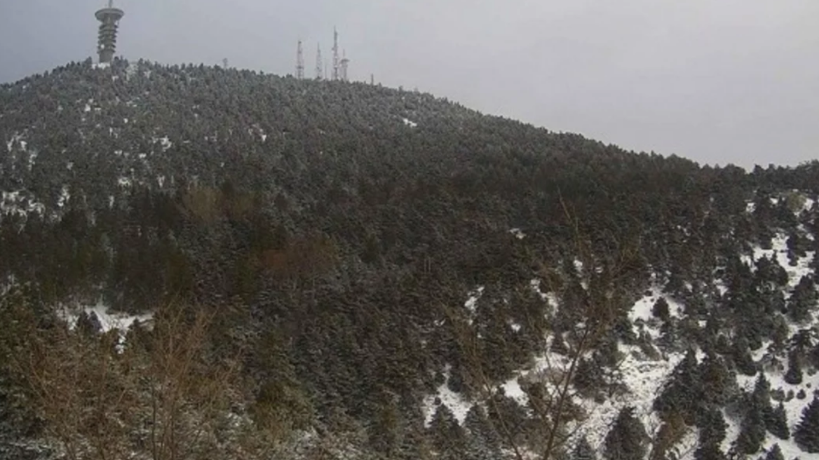 Καιρός: Χιόνια μέσα στη Μεγάλη Εβδομάδα - Λευκό τοπίο στην Πάρνηθα