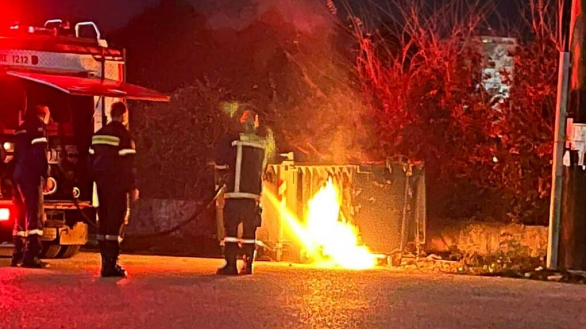 Αγρίνιο: Συνελήφθησαν τέσσερα άτομα για τον εμπρησμό 36 κάδων απορριμμάτων