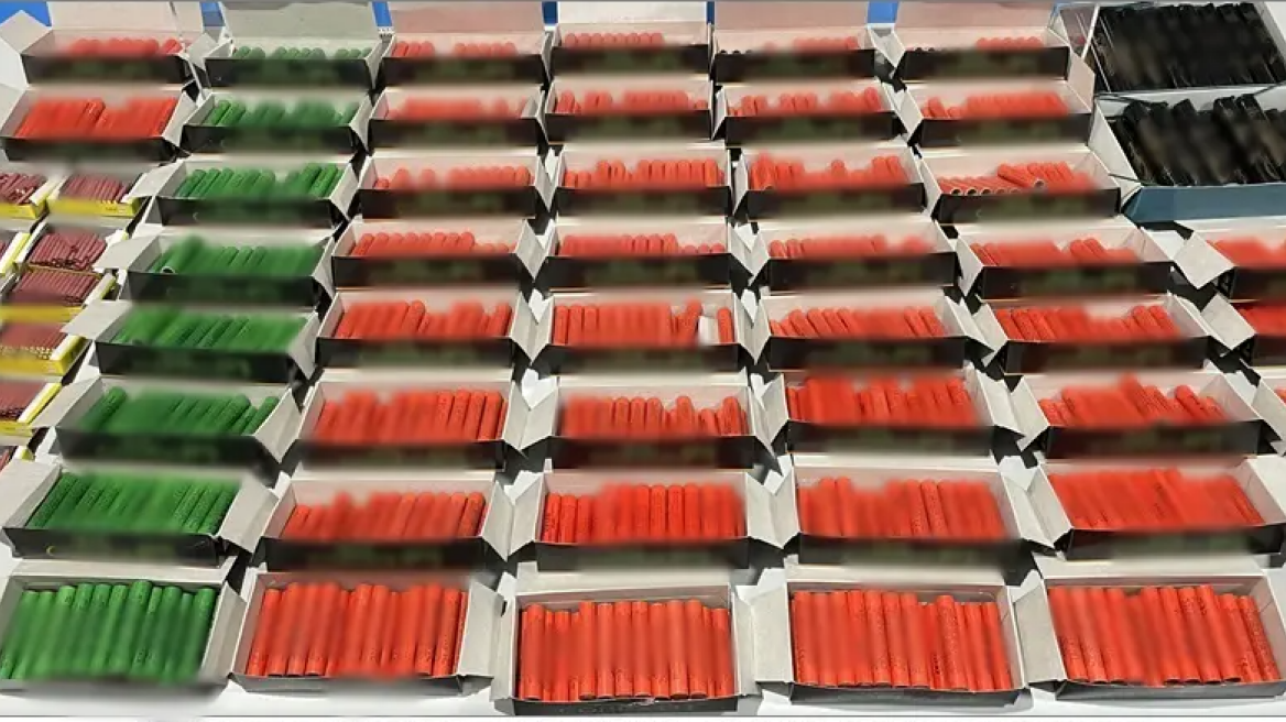 Πωλούσε εκατοντάδες δυναμιτάκια στο κατάστημά του στην Εύβοια