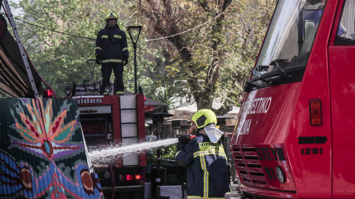 Υπό έλεγχο η φωτιά σε κτίριο επί της Αιόλου - Παραμένει κλειστή η Καραγιώργη Σερβίας από το Σύνταγμα