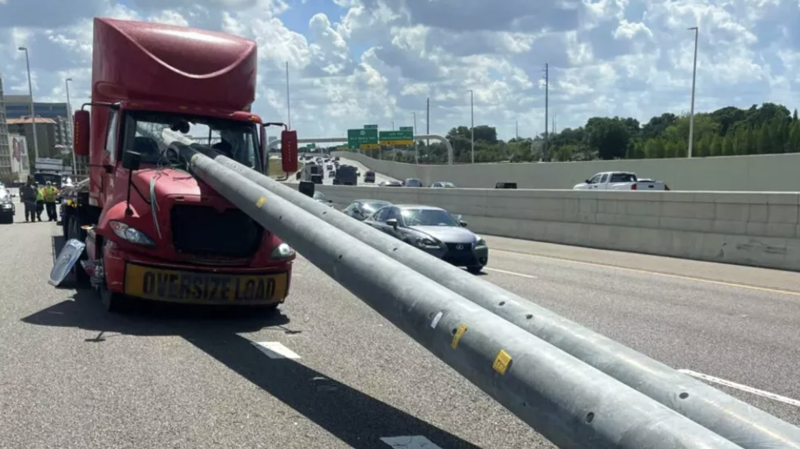 Τσιμεντένιες κολώνες τρύπησαν καμπίνα φορτηγού