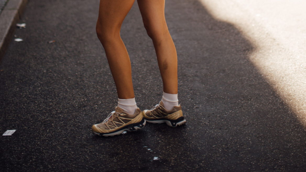 Sneakers: Πώς να βρείτε το σωστό ζευγάρι για κάθε σύνολο