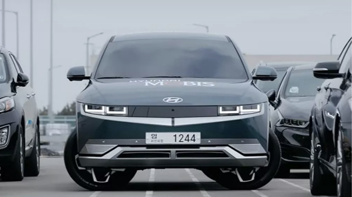 Οριστικό: Η ζωή πιο εύκολη με το παρκάρισμα «κάβουρας» - Δείτε video