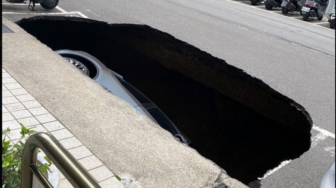 Τρόμος: Ξαφνικά άνοιξε τεράστια τρύπα στο δρόμο (+video)