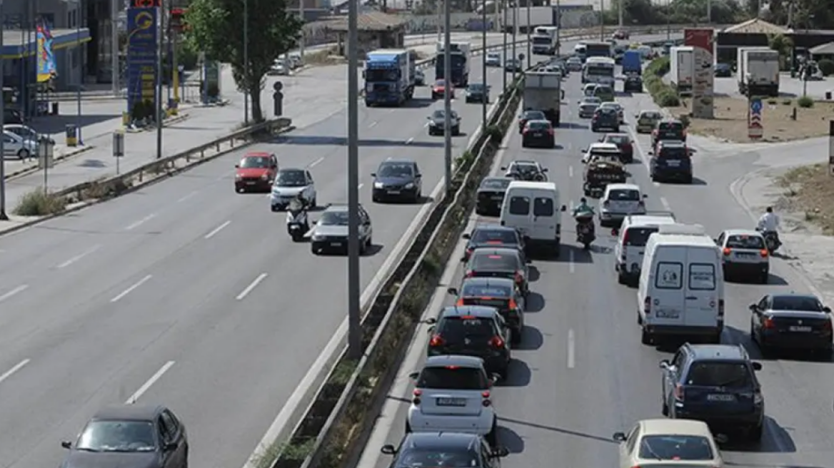 Κίνηση στους δρόμους: Μεγάλο μποτιλιάρισμα στον Σκαραμαγκά λόγω κοπής χόρτων 