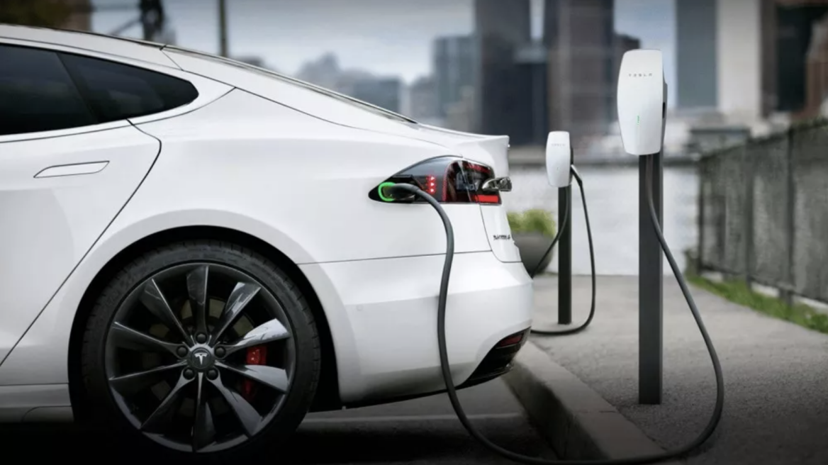 Video: Επιμένουν να προσπαθούν να βάλουν βενζίνη σε Tesla