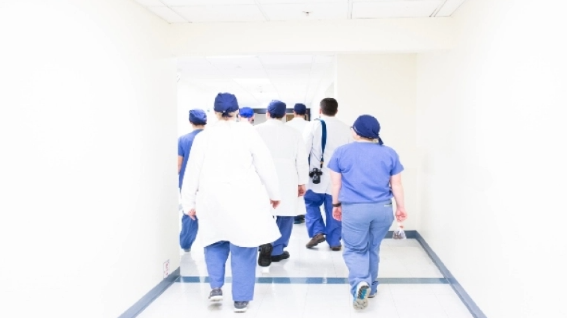 Νοσηλευτής πιάστηκε να παρακολουθεί ποδοσφαιρικό αγώνα τη στιγμή που έπαιρνε αίμα από ασθενή