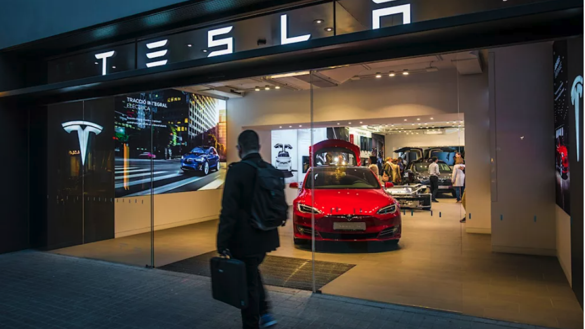 «Έξαλλη» η Tesla...