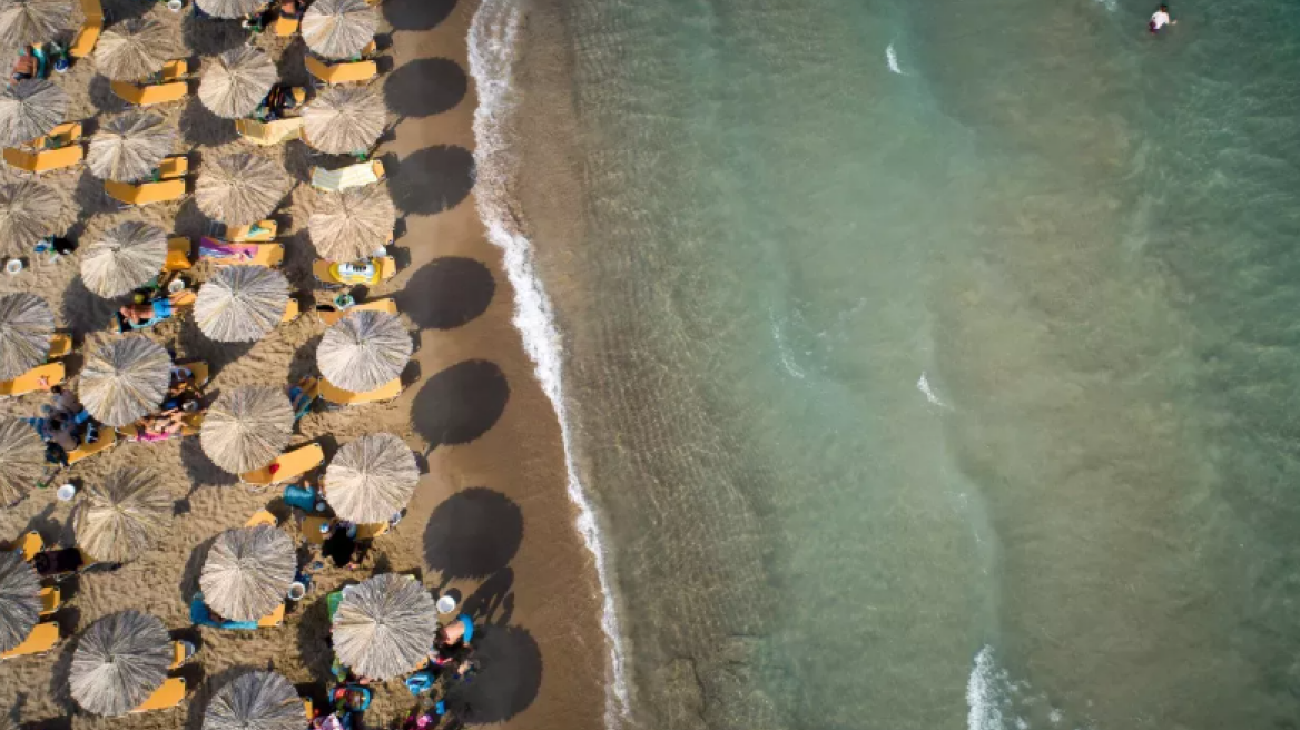 Οργανωμένες παραλίες: Πόσο κοστίζει ένα μπάνιο στη θάλασσα (vid)