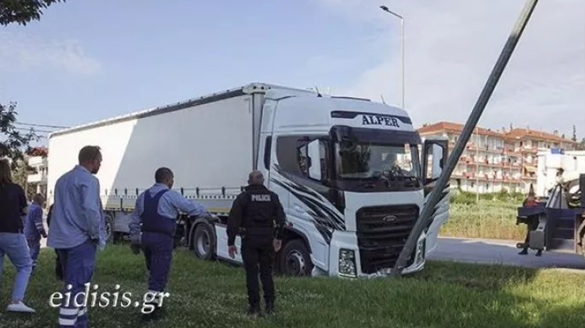 Νταλίκα έπεσε σε κολώνα της ΔΕΗ αφήνοντας το Κιλκίς χωρίς ρεύμα