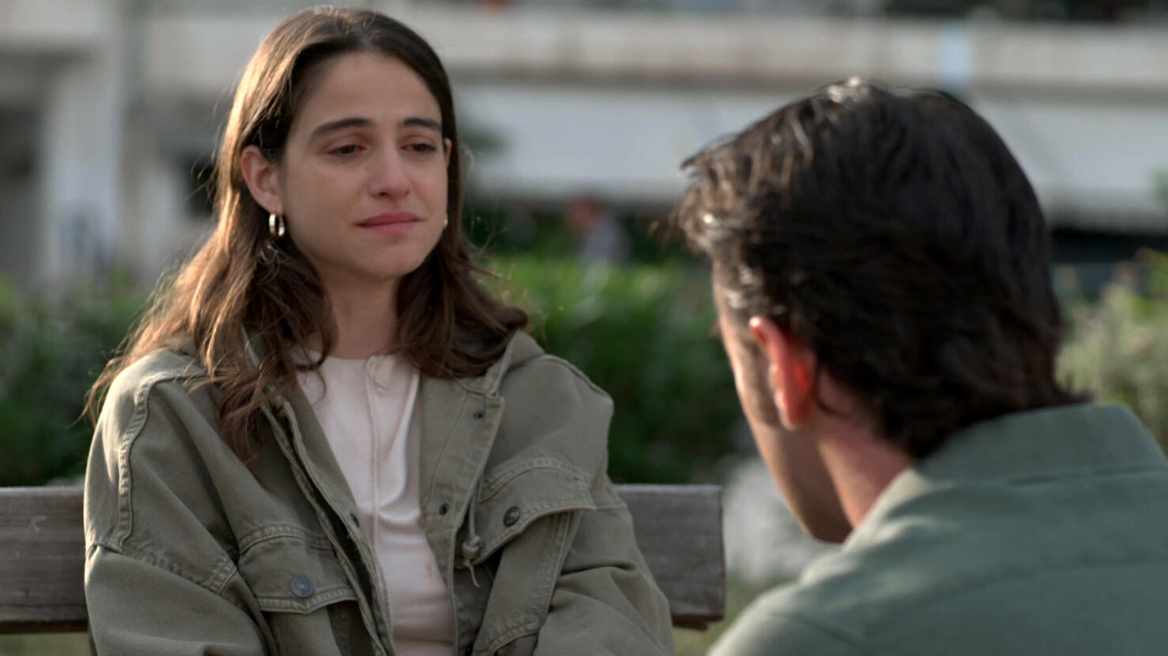 Μαύρο Ρόδο: Το αυτοκίνητο του Βίκου ανατινάζεται - Σε απόγνωση η Αλεξία