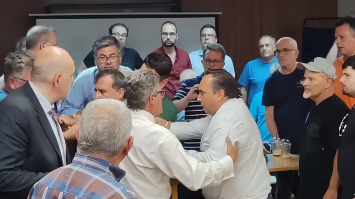 Κόρινθος: Πιάστηκαν στα χέρια στο δημοτικό συμβούλιο -  Δείτε βίντεο 