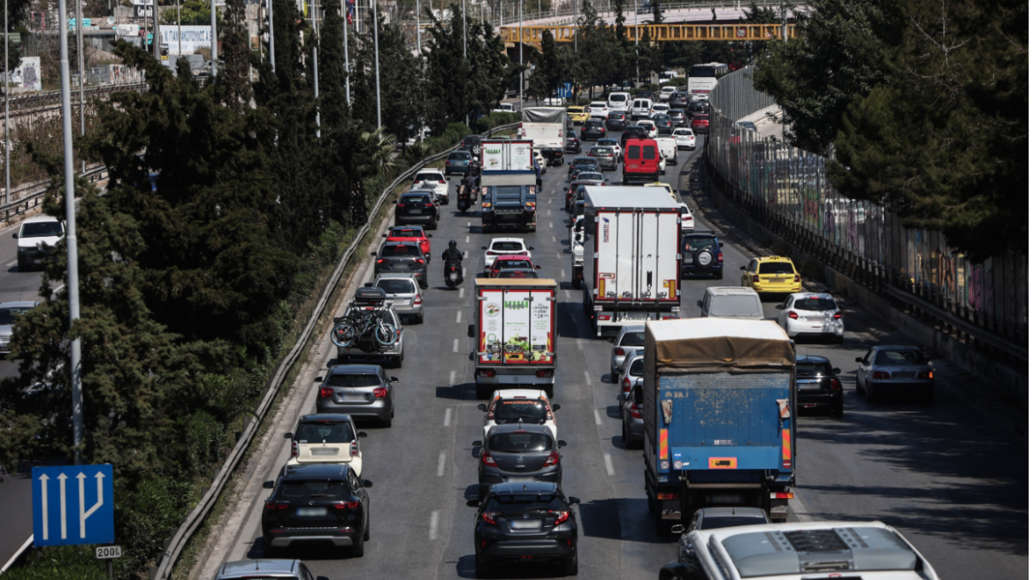 Κίνηση στους δρόμους: Μεγάλο μποτιλιάρισμα στον Κηφισό λόγω τροχαίου - 25λεπτες καθυστερήσεις στην Αττική Οδό