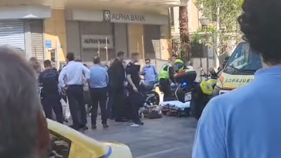 Παράσυρση γυναίκας από μηχανάκι στο κέντρο της Αθήνας - Δείτε βίντεο