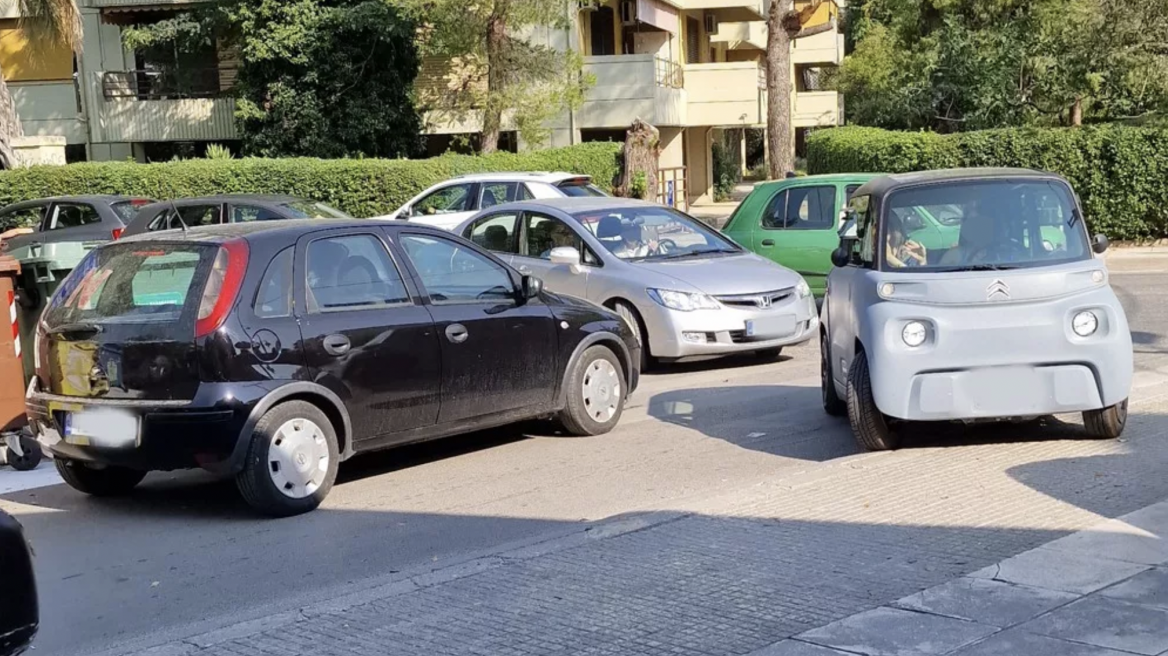 Νέα οδηγός κινείται ανάποδα στο δρόμο. Ε, και;