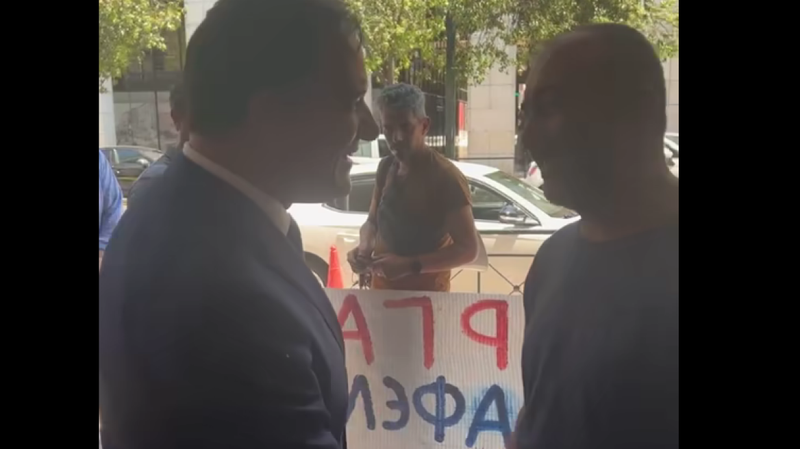 Άδωνις Γεωργιάδης: Φώναξε στο γραφείο του διαδηλωτές έξω από το υπ. Εργασίας – Δείτε βίντεο