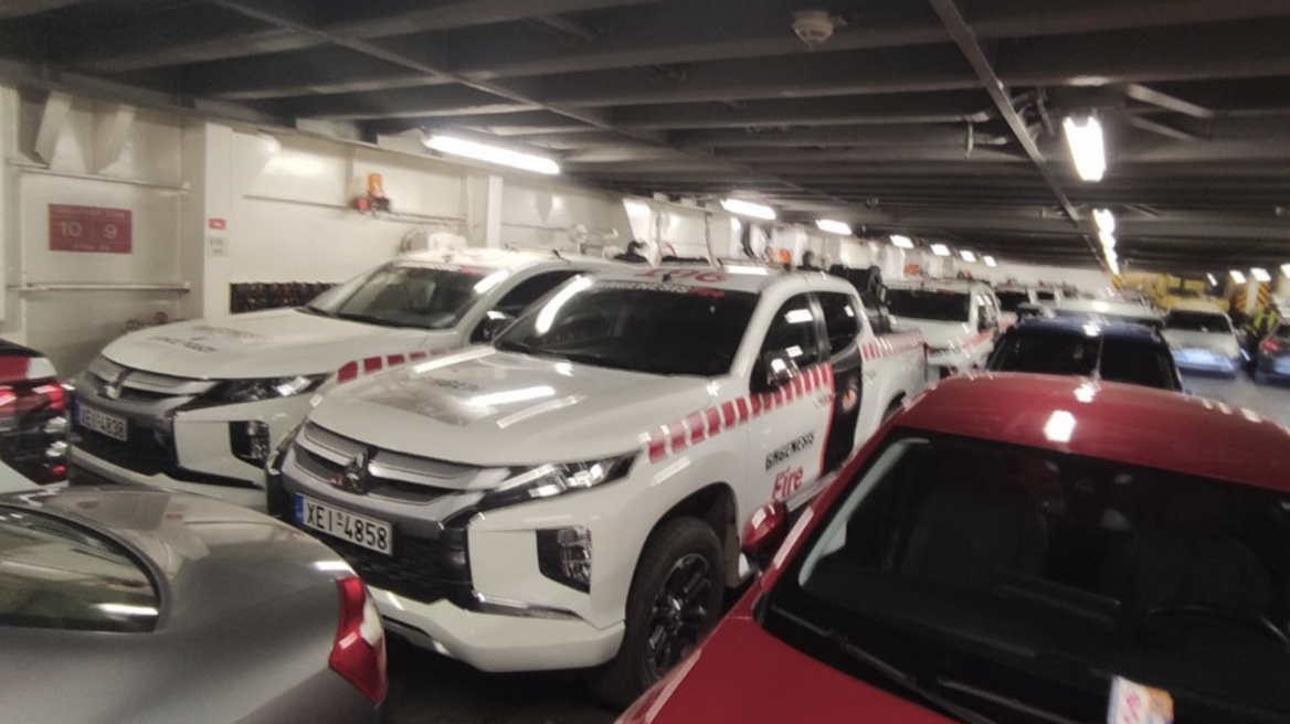 Δεκάδες πυροσβεστικά οχήματα μεταφέρονται στη Ρόδο - Δείτε εικόνες