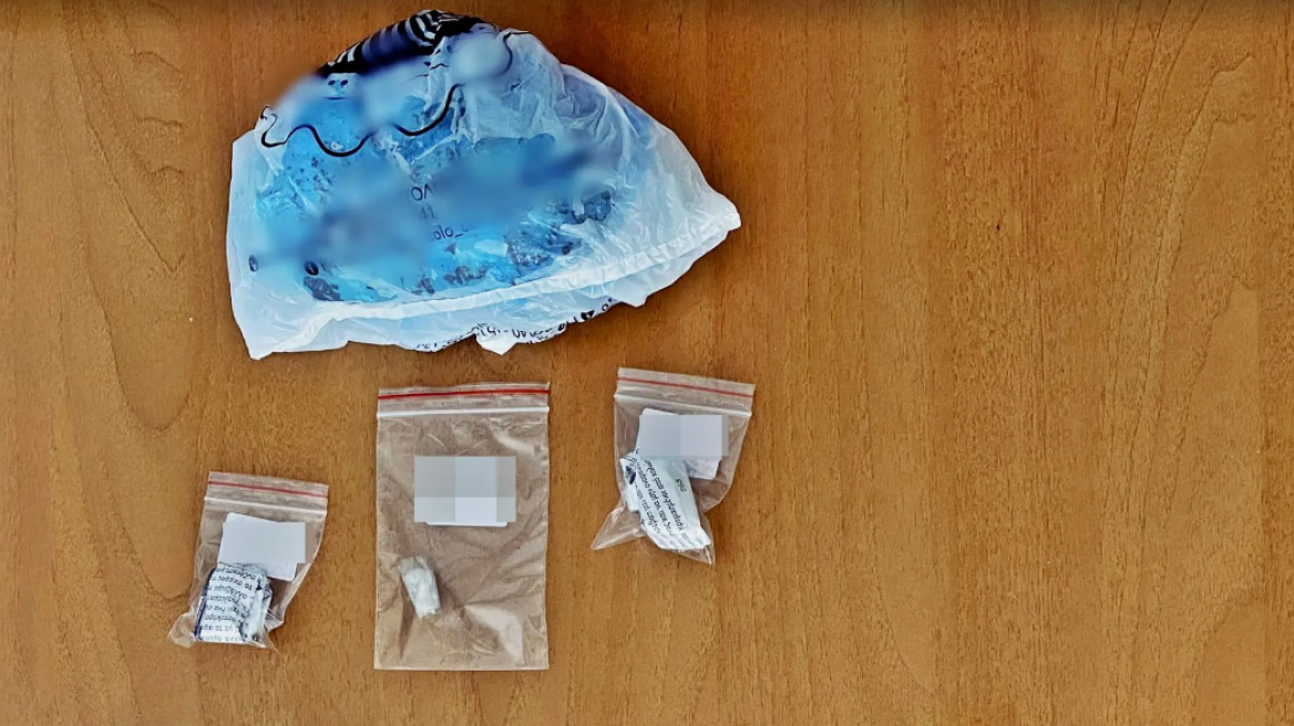 Πέταξε στην τουαλέτα τα ναρκωτικά του συντρόφου της