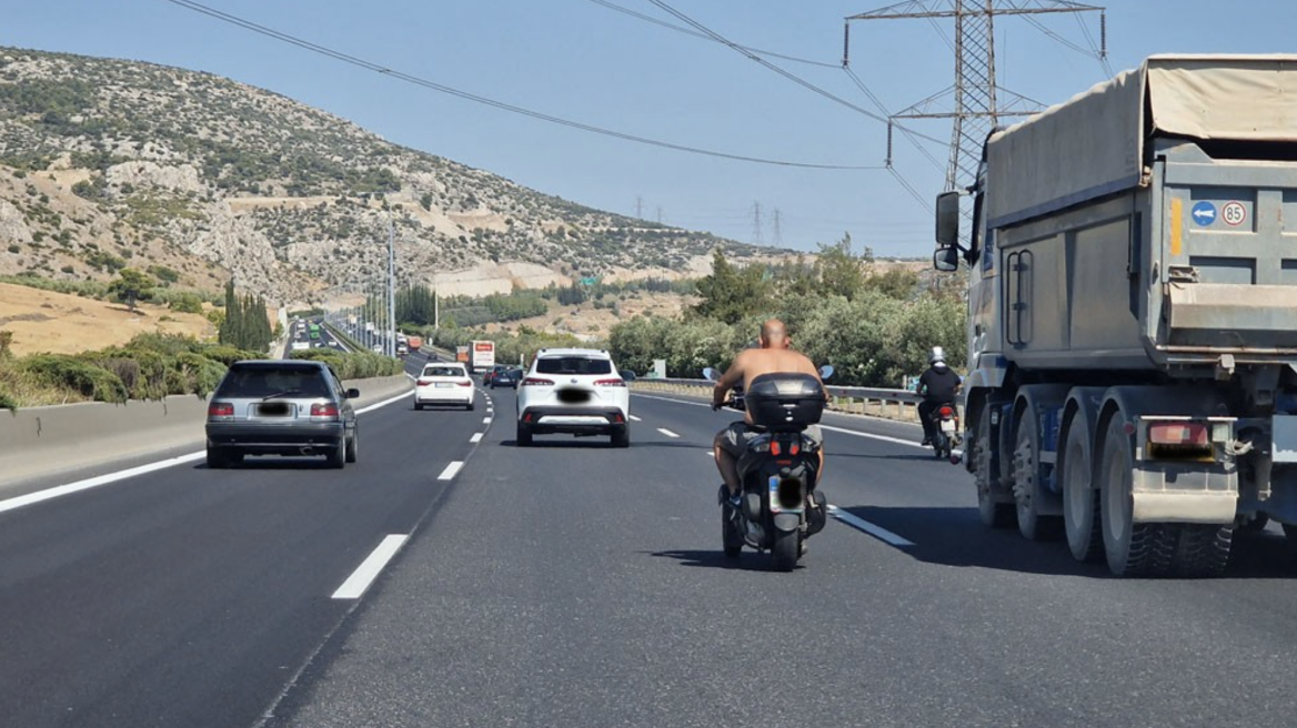 Οδηγάει στην Αττική οδο και κάνει και... ηλιοθεραπεία