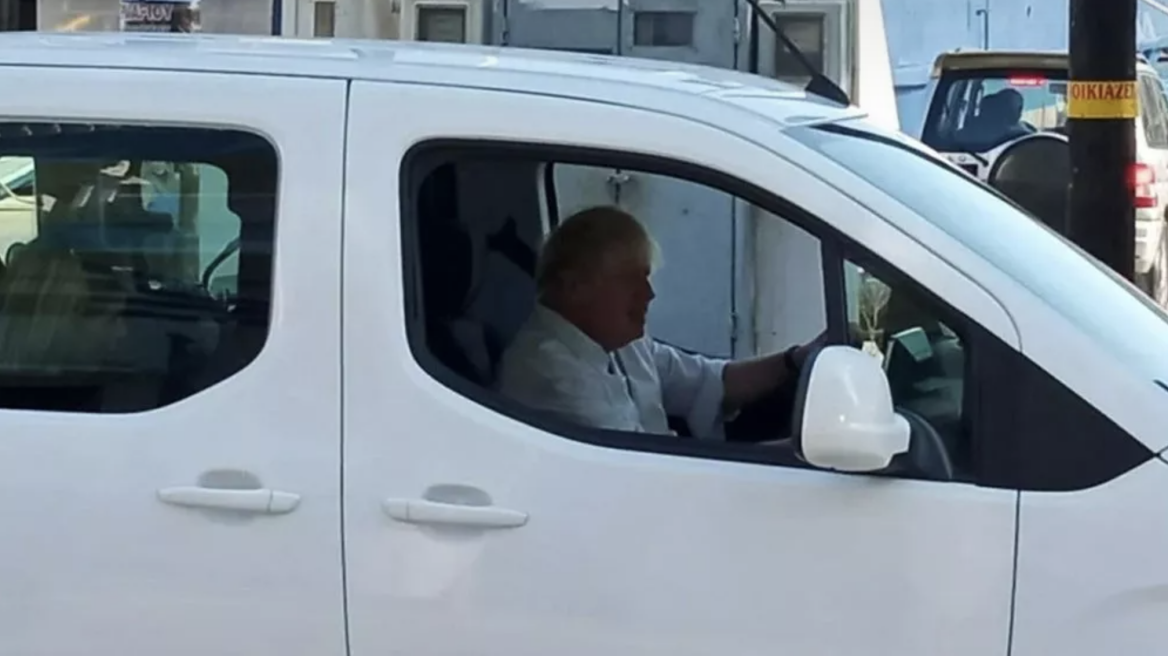 Με βανάκι ο Μπόρις Τζόνσον στην Ελλάδα - Ποιο επέλεξε;