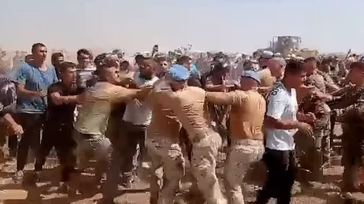 Νέο βίντεο από τη νεκρή ζώνη στην Κύπρο: Τουρκοκύπριοι επιτίθενται με κλωτσιές και μπουνιές σε μέλη του ΟΗΕ