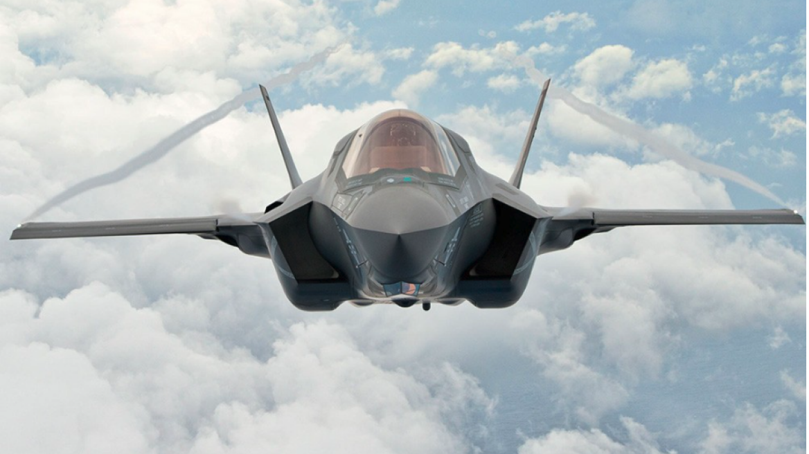 H πιλότος που έφερε το F-35 στους ουρανούς (+video)