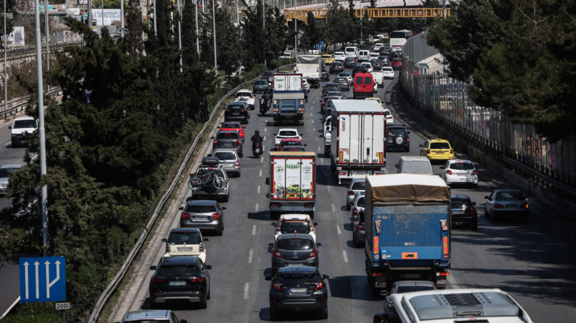 Επανέρχεται η κίνηση στην Αθήνα - Μποτιλιάρισμα στην Κηφισού