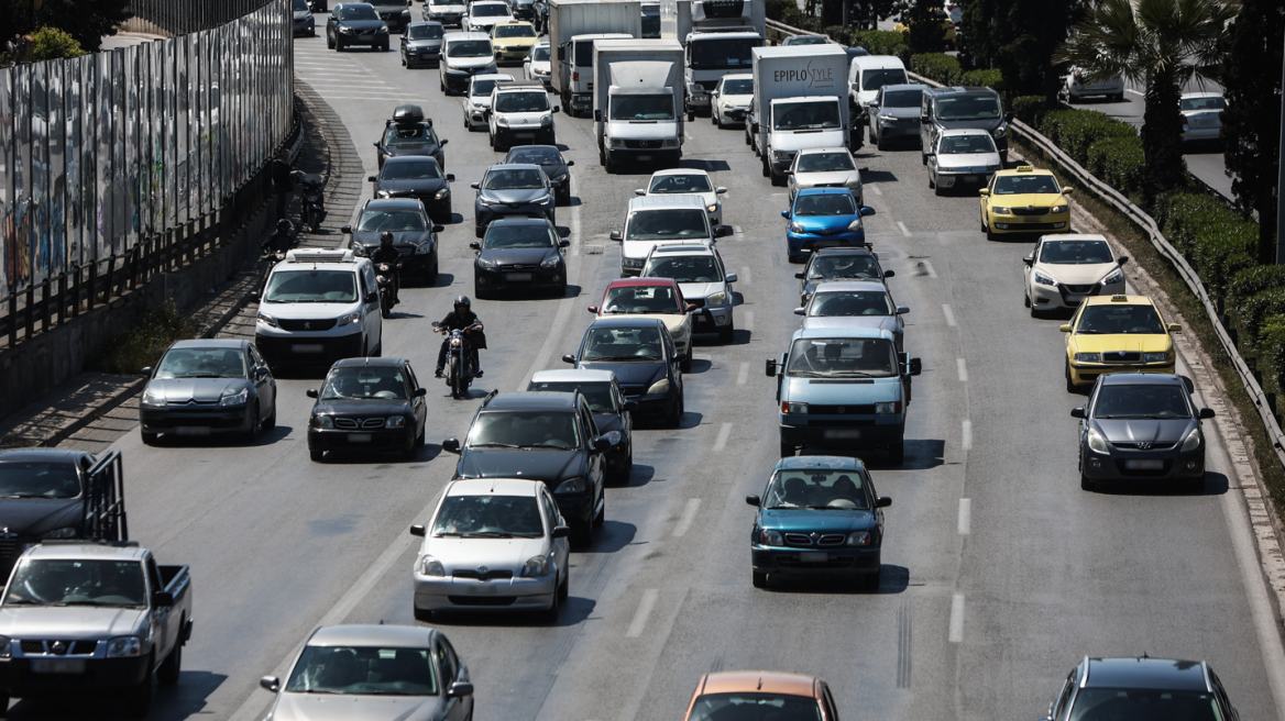 Κίνηση στους δρόμους: Μποτιλιαρισμένος ο Κηφισός, προβλήματα και στο κέντρο