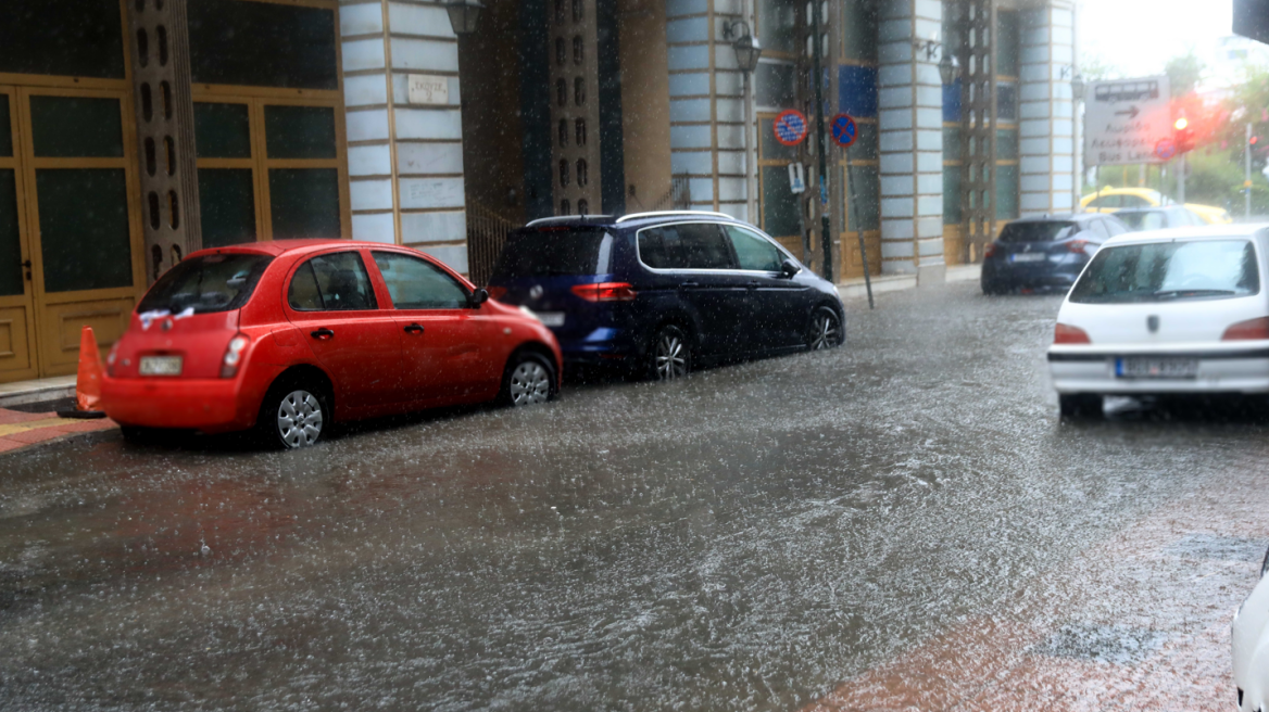 Κλειστή η παλιά παραλιακή στο ύψος του Μοσχάτου προς Πειραιά - Ανετράπη φορτηγό 