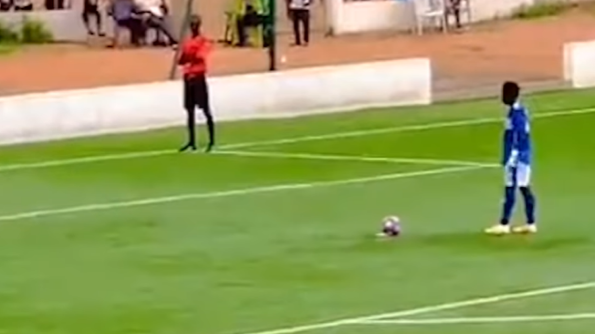 Σενεγάλη: Ποδοσφαιριστής πάει... βόλτα στη σέντρα πριν εκτελέσει πέναλτι - Βίντεο