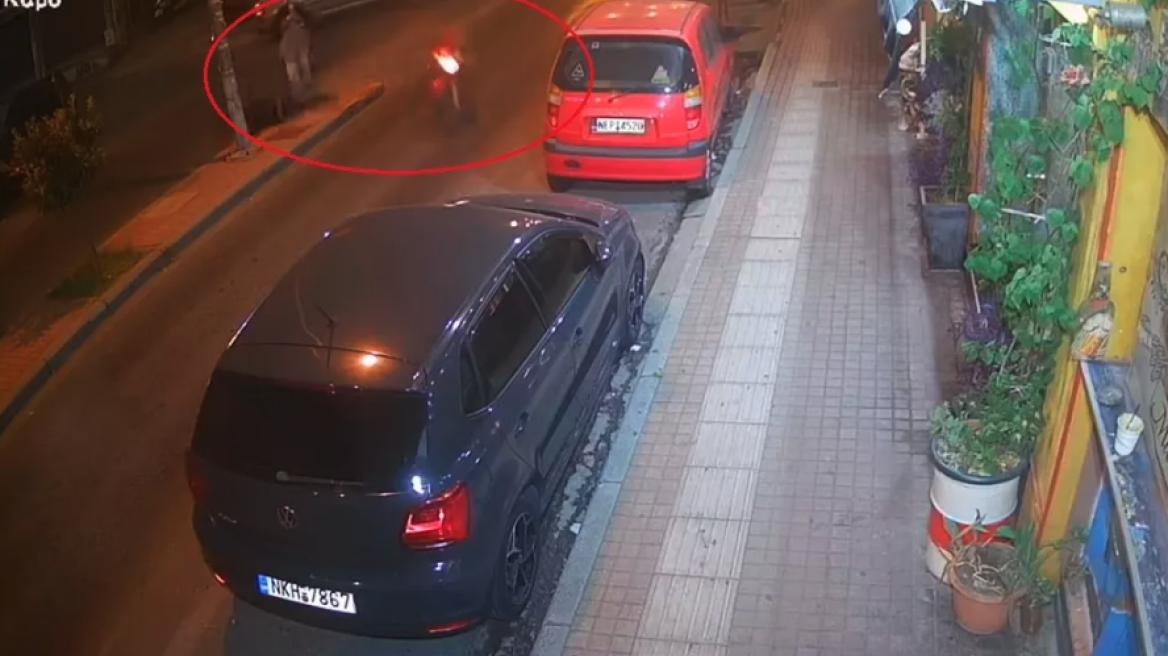 Σκληρό video: Τον χτύπησε και τον παράτησε