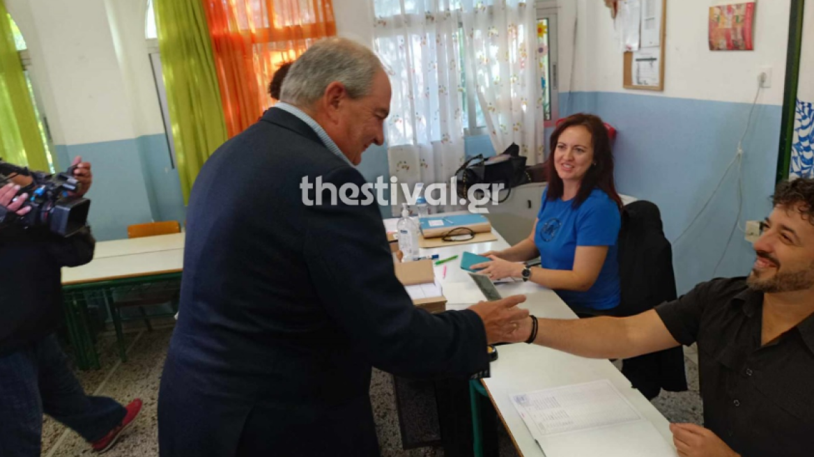 Αυτοδιοικητικές εκλογές 2023: Ψήφισε ο πρώην πρωθυπουργός Κώστας Καραμανλής