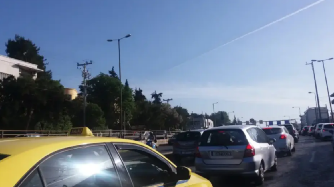 Κίνηση στους δρόμους: Σύγκρουση δύο αυτοκινήτων επί της λεωφόρου Κηφισίας, στο ύψος Χαλανδρίου 