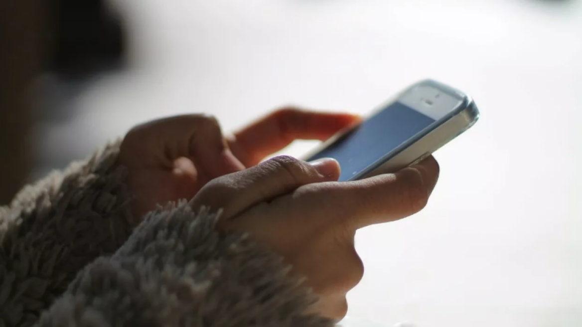 Πώς μπορείτε να ανταλλάσσετε αριθμούς απλά αγγίζοντας τα iPhone μεταξύ τους