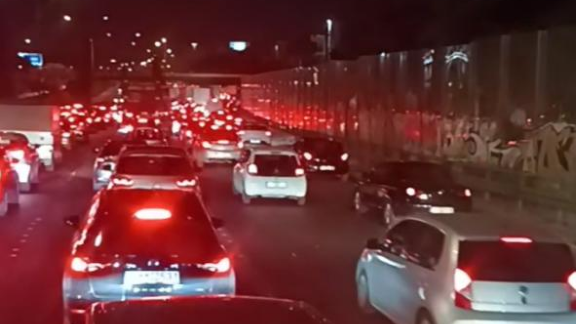 Μποτιλιάρισμα στον Κηφισό – Εκτροπή οχήματος στον κόμβο της Αχαρνών