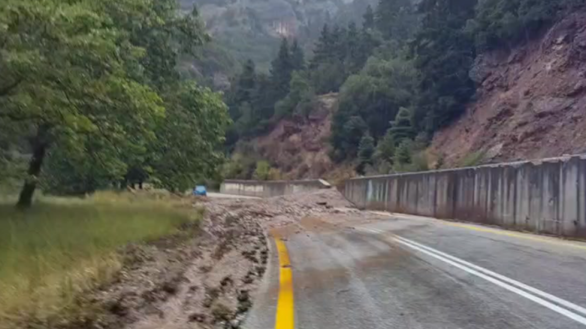 Καλάβρυτα: Κατολίσθηση λόγω της έντονης βροχόπτωσης - Πού έχει διακοπεί η κυκλοφορία 