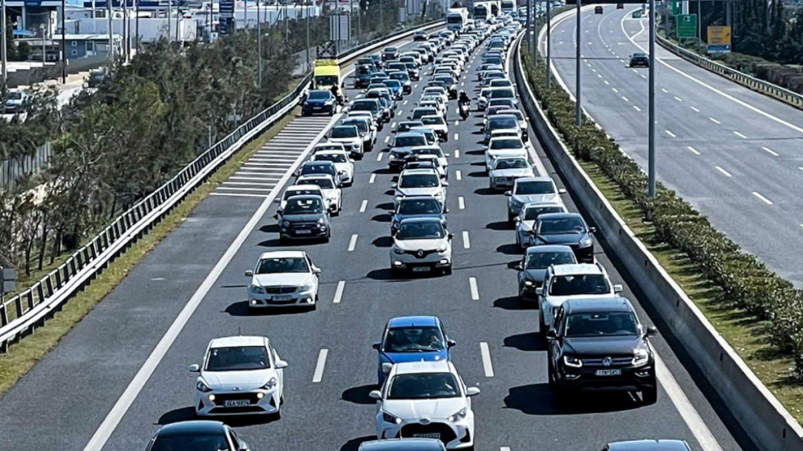 Κίνηση τώρα: Σύγκρουση δικύκλου με φορτηγό στην Αθηνών - Λαμίας 