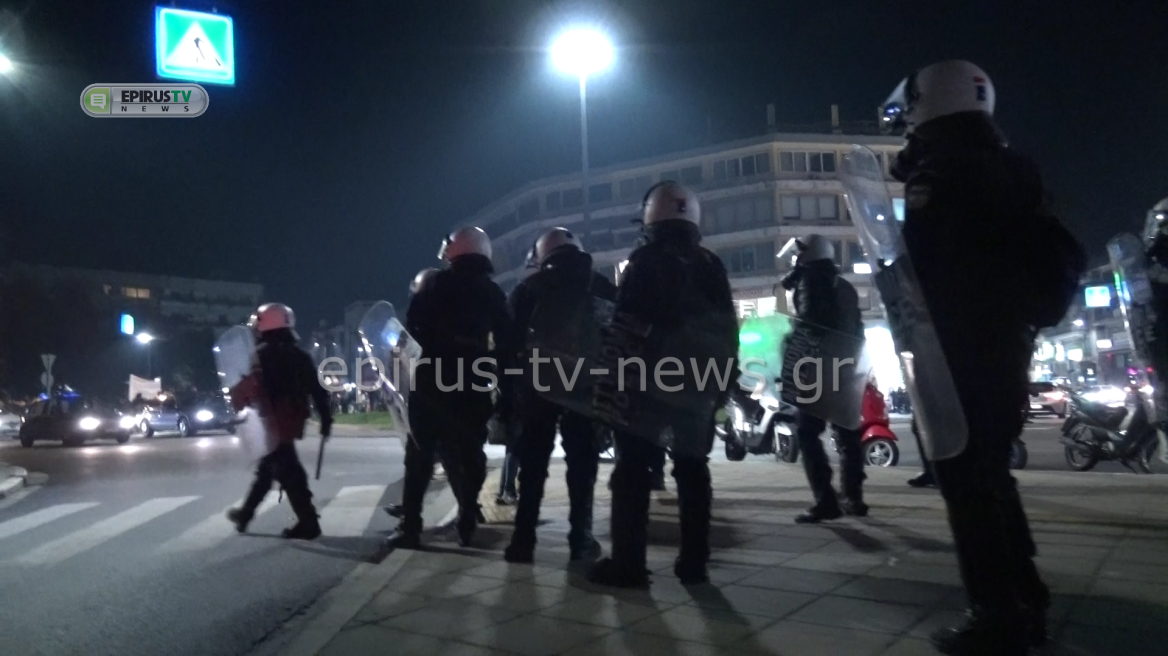 Επέτειος Πολυτεχνείου: Επεισόδια στα Γιάννενα - Διαδηλωτές πέταξαν πέτρα στους αστυνομικούς που απάντησαν με δακρυγόνα